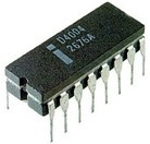 Il famosissimo Intel 4004, chip capostipite, cui seguiranno l8008, l8080 e il 9090